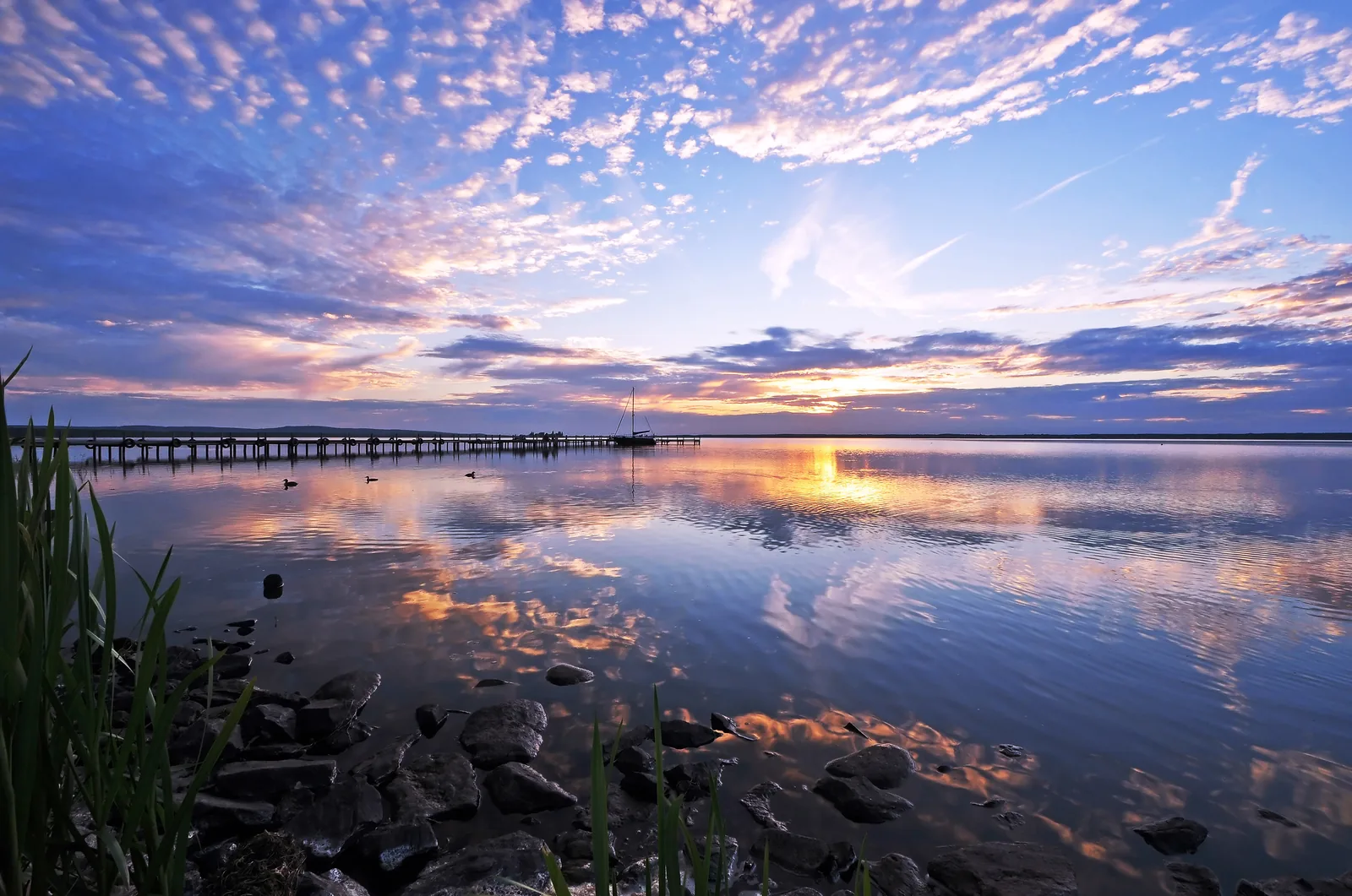 Abendstimmung am Steinhuder Meer mit einem Steg
