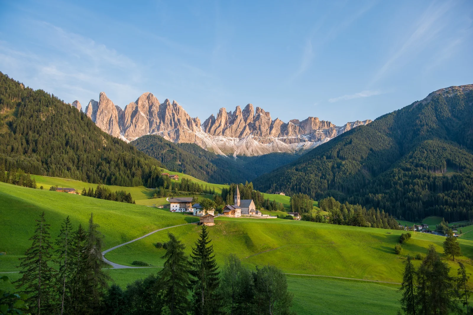 St. Magdalena im Villnösstal mit den Geislerspitzen